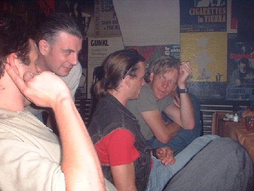 bruder & alex in heavy discussion :::