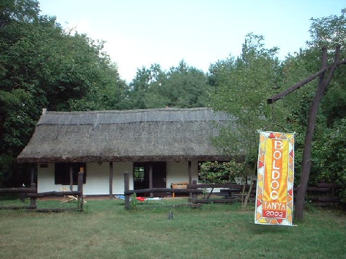 haupthaus, boldog-banner und ziehbrunnen :::
